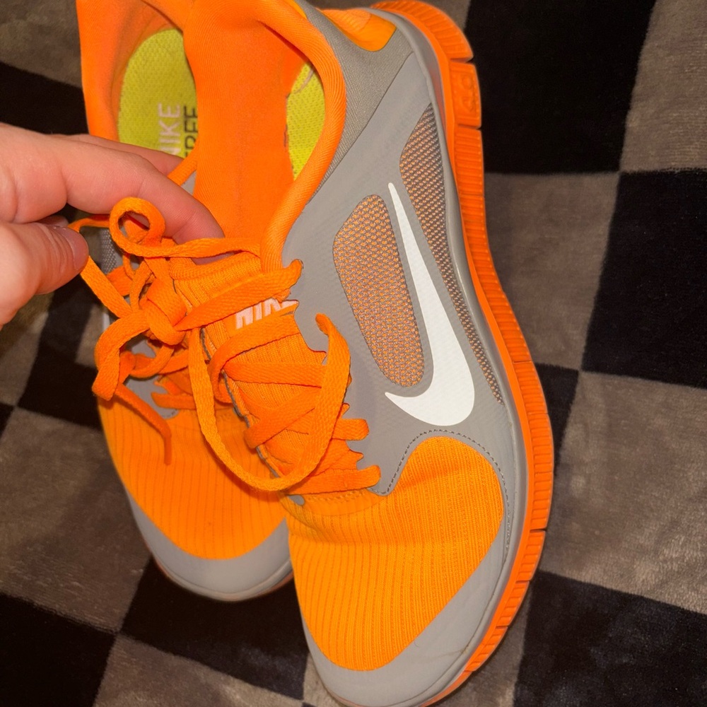 ORANGE AND GREY NIKE FREE TENNIS SHOES